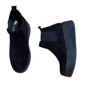 Worn once igi & co Italian suede platform wedge Chelsa ankle boots 38 US 7 7.5
